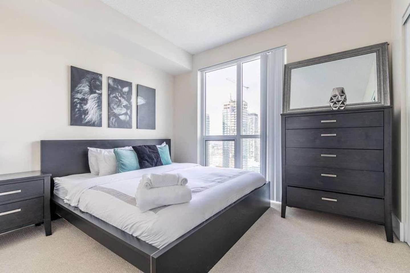 Luxury 1Br Condo - King Bed With City Views Toronto Exterior photo